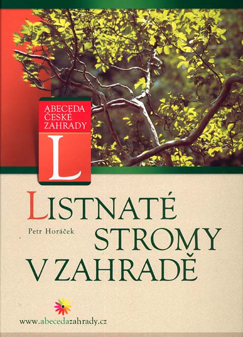 •Listnaté stromy v zahradě•