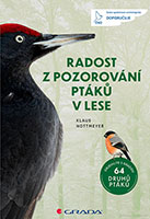 •Radost z pozorování ptáků v lese•